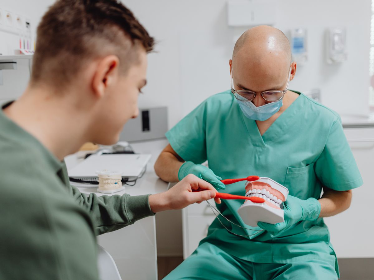 Diş eti sağlığı için doğru fırçalama tekniğinin model üzerinde anlatılması – DentaNoya Bornova